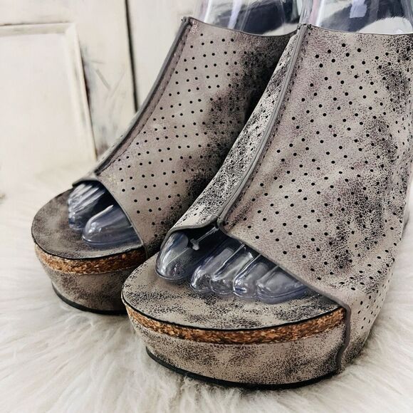 Pierre Dumas Hester Metallic Silver Suede Laser Cut Wedge Y2K 90s Retro Size 8.5 - Picture 2 of 7